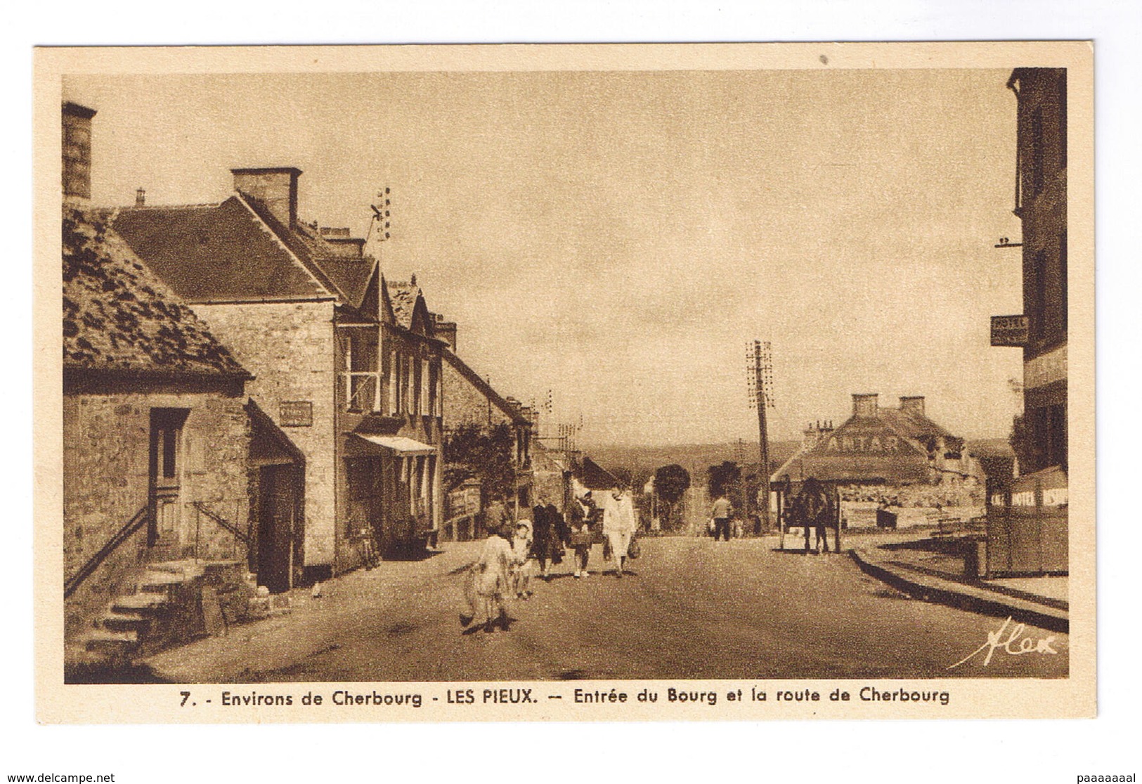 LES PIEUX  ENTREE DU BOURG ET LA ROUTE DE CHERBOURG - Autres & Non Classés