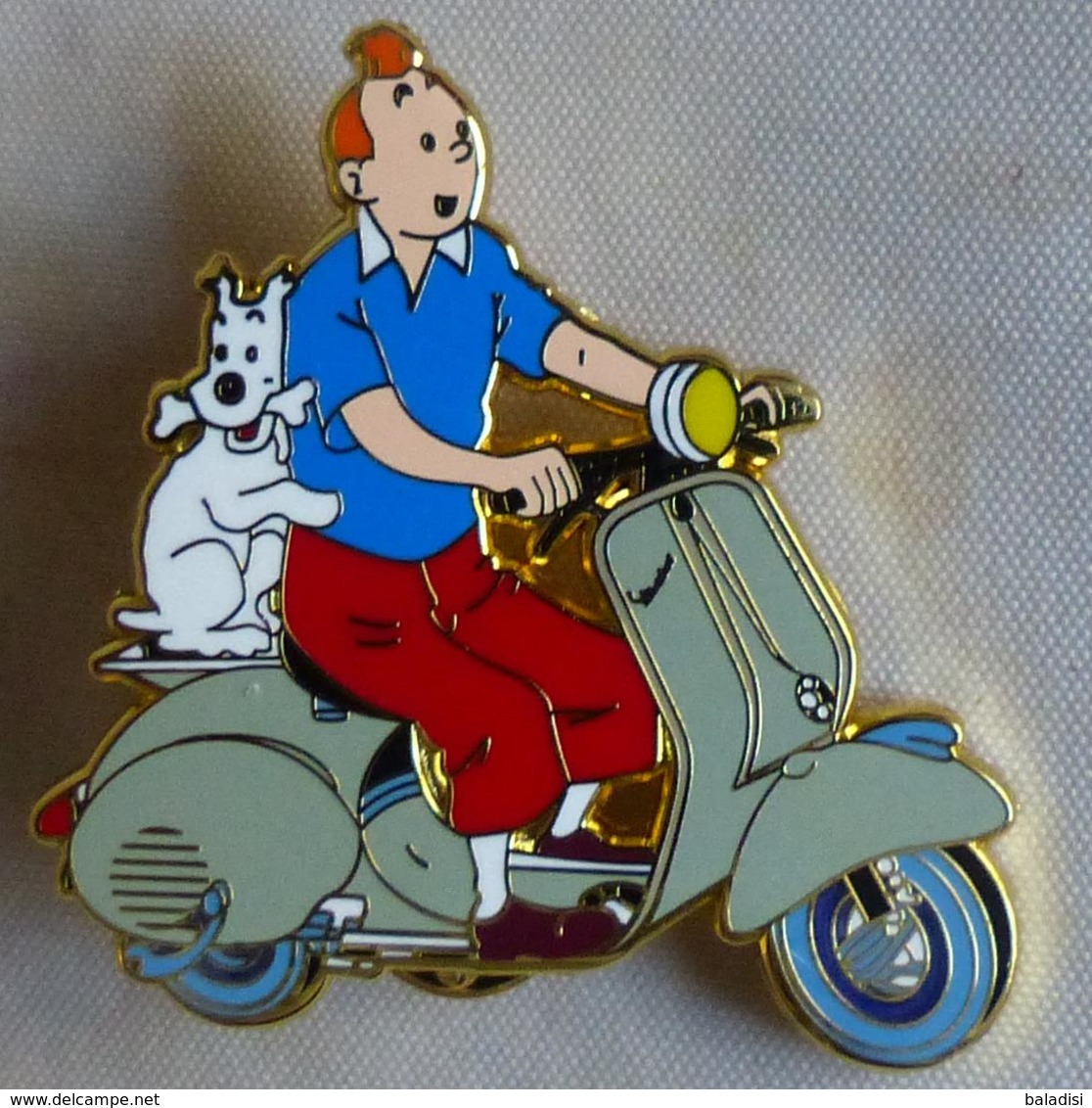 Pins SUPERBE GRAND PIN'S TINTIN ET MILOU SUR VESPA,MESURE 5cm X 5cm FINITION DORE, 20 EX Voir Les 2 Photos - Cómics