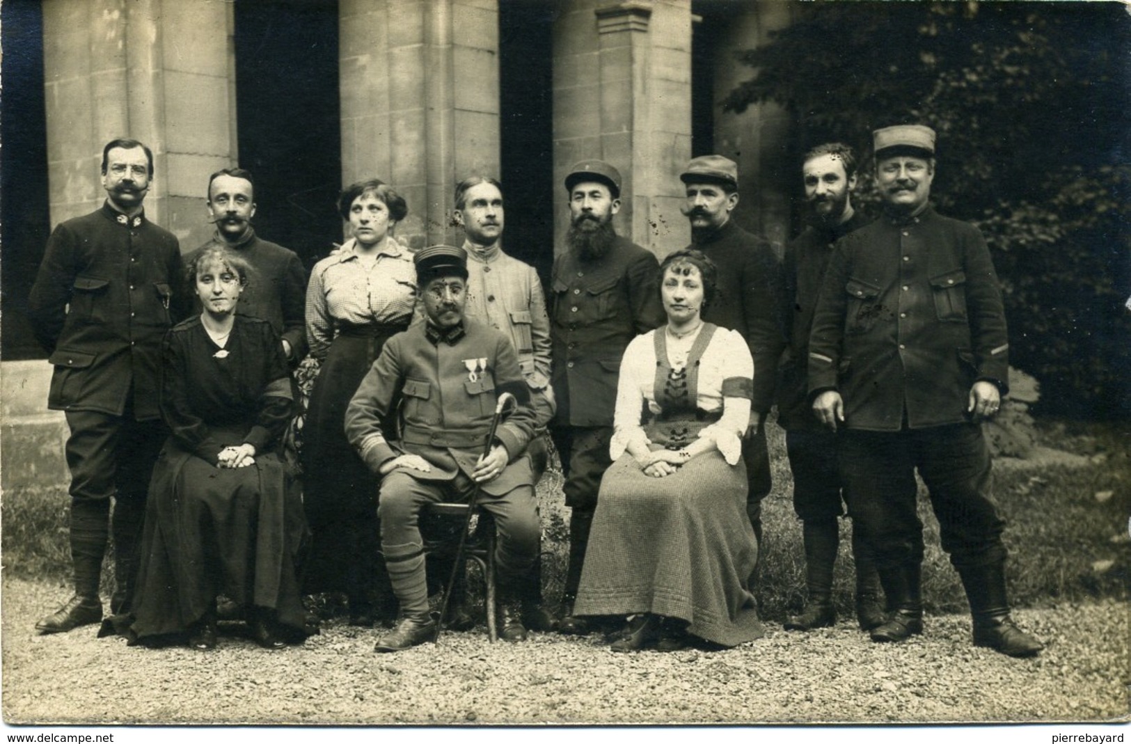 Carte Photo. Groupe De Militaires Avec Des Femmes Infirmières. Un Gradé Décoré - Autres & Non Classés