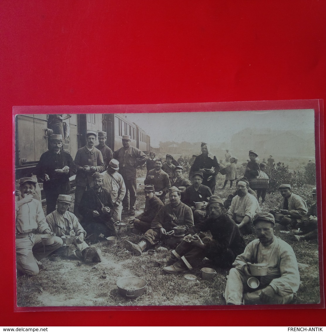 CARTE PHOTO SOLDAT ET TRAIN CASSE CROUTE LIEU A IDENTIFIER SEINE ET MARNE ? - Guerre 1914-18