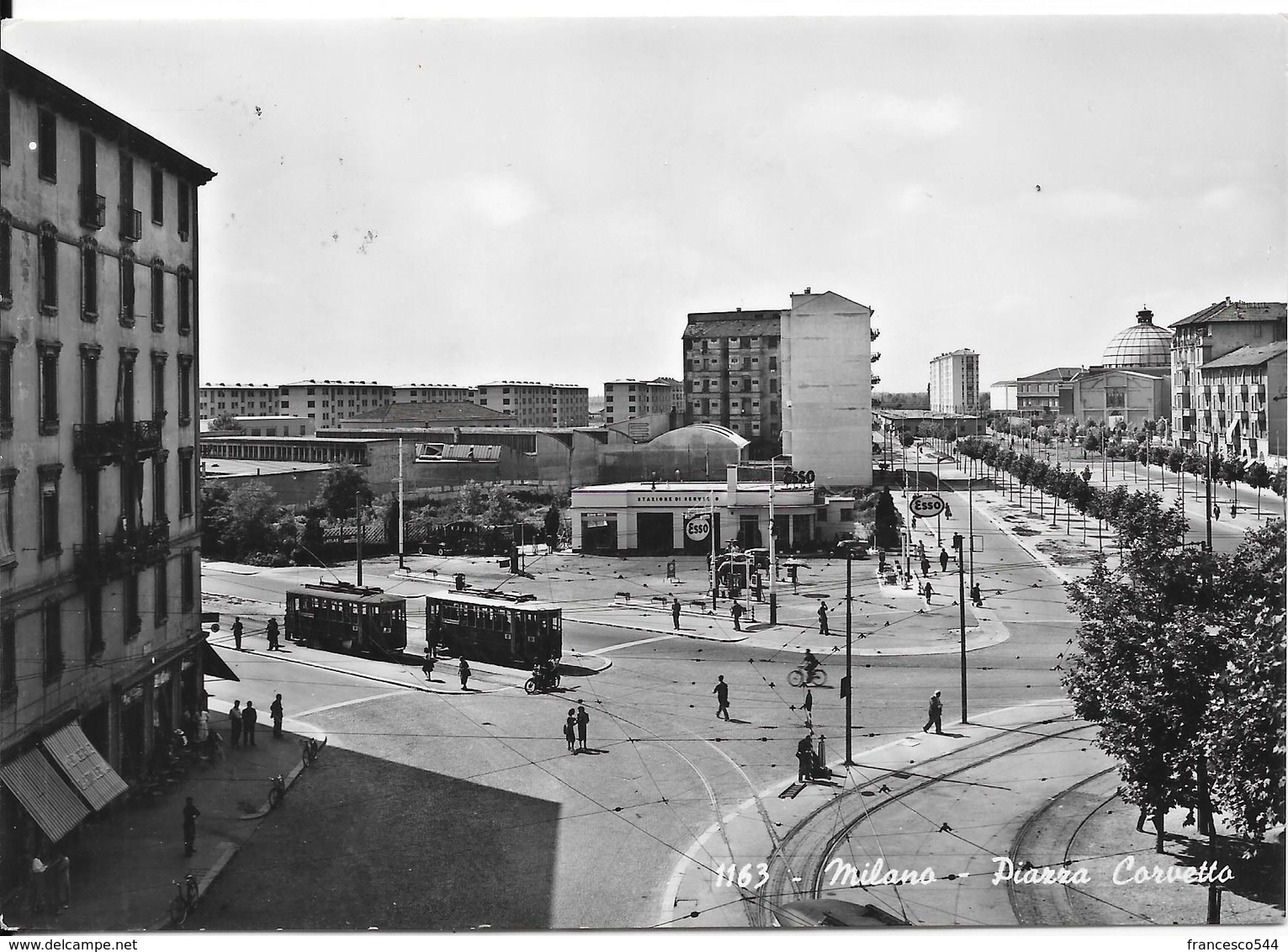 MILANO PIAZZA CORVETTO ANIMATA SPELNDIDA CON TRAM E STAZIONE DI SERVIZIO ESSO - Milano