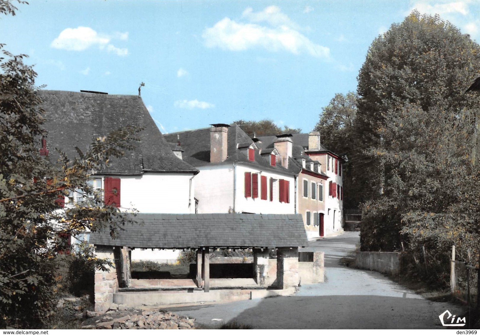 LASSEUBE - Rue Du Terrain De Sports, Au Premier Plan Le Lavoir - Lasseube