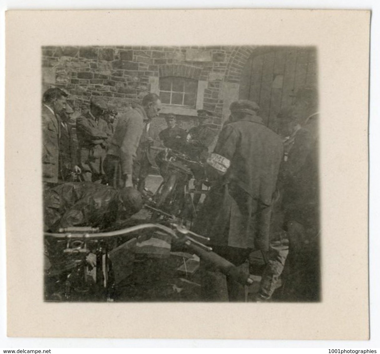 Mini-trip entre amis en voitures et motos, 1921. Ensemble de 34 photos originales d'époque.FG1247