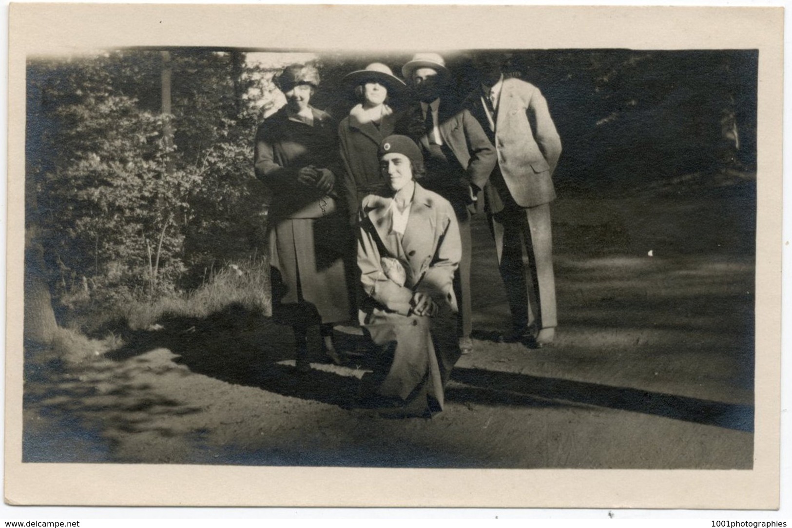 Mini-trip entre amis en voitures et motos, 1921. Ensemble de 34 photos originales d'époque.FG1247