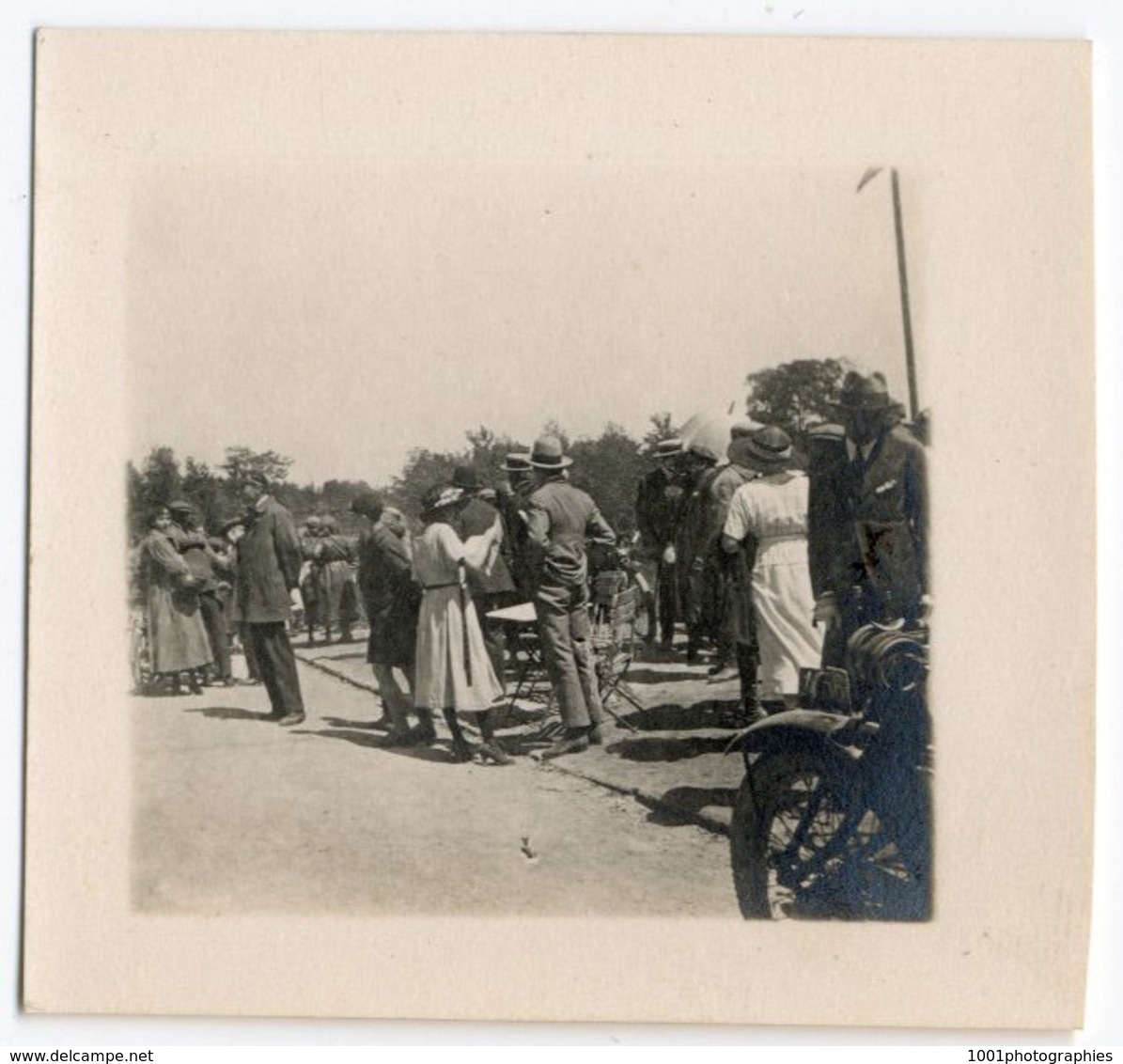 Mini-trip entre amis en voitures et motos, 1921. Ensemble de 34 photos originales d'époque.FG1247