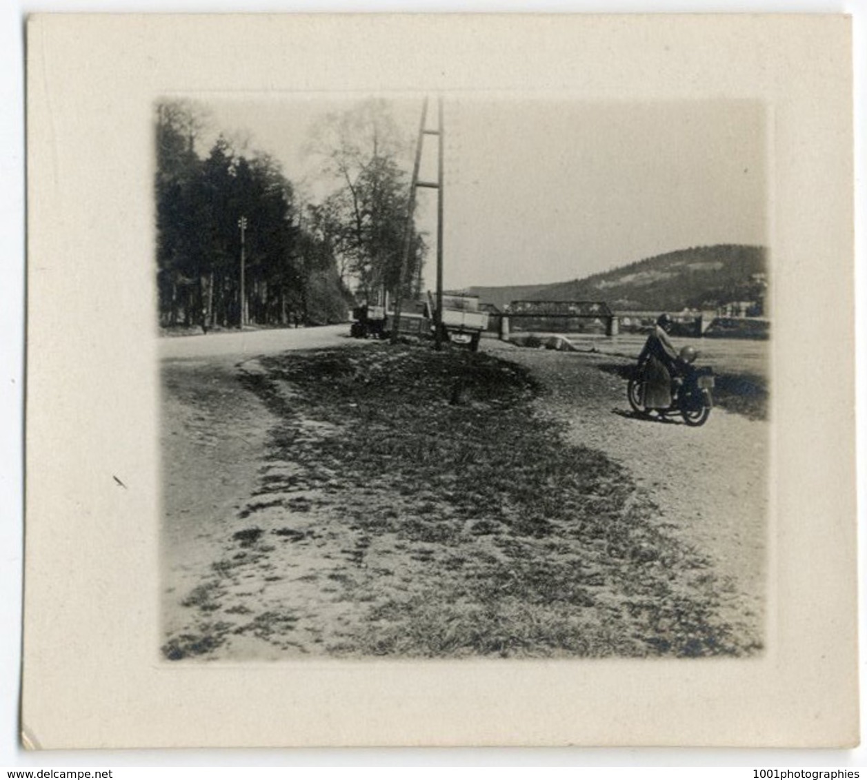 Mini-trip entre amis en voitures et motos, 1921. Ensemble de 34 photos originales d'époque.FG1247