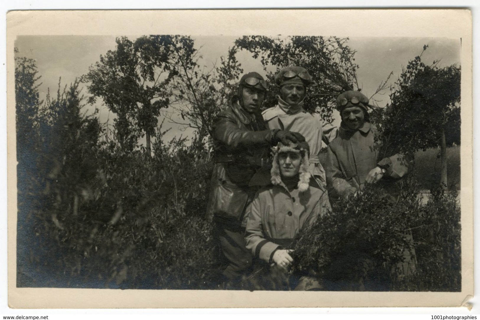 Mini-trip entre amis en voitures et motos, 1921. Ensemble de 34 photos originales d'époque.FG1247