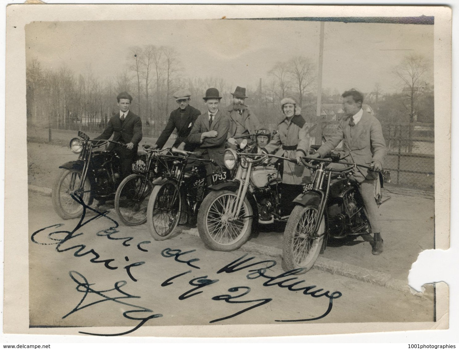 Mini-trip entre amis en voitures et motos, 1921. Ensemble de 34 photos originales d'époque.FG1247