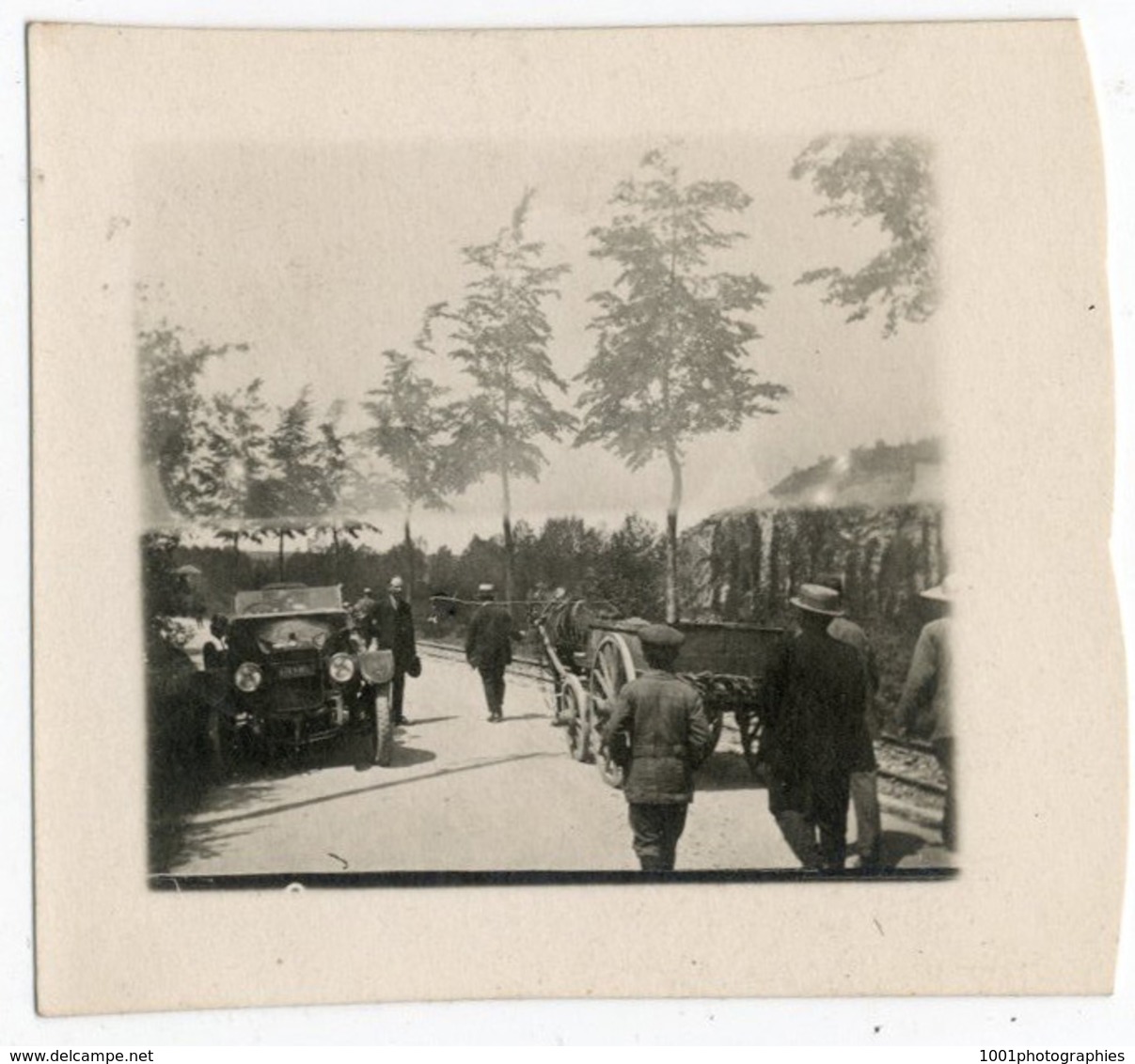 Mini-trip entre amis en voitures et motos, 1921. Ensemble de 34 photos originales d'époque.FG1247