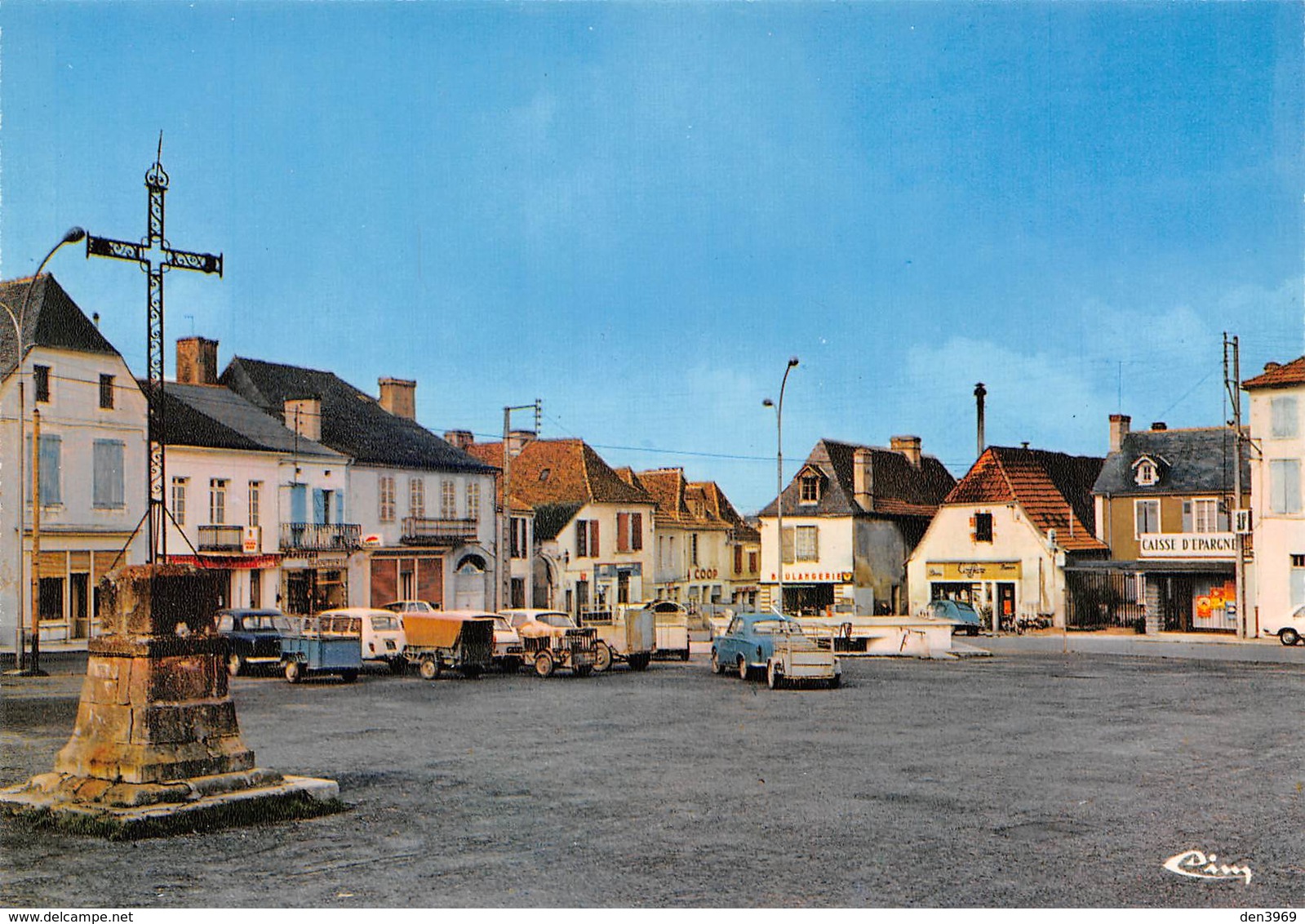 LEMBEYE - La Place - Renault 4L Avec Remorque - Caisse D'Epargne - La Croix - Lembeye