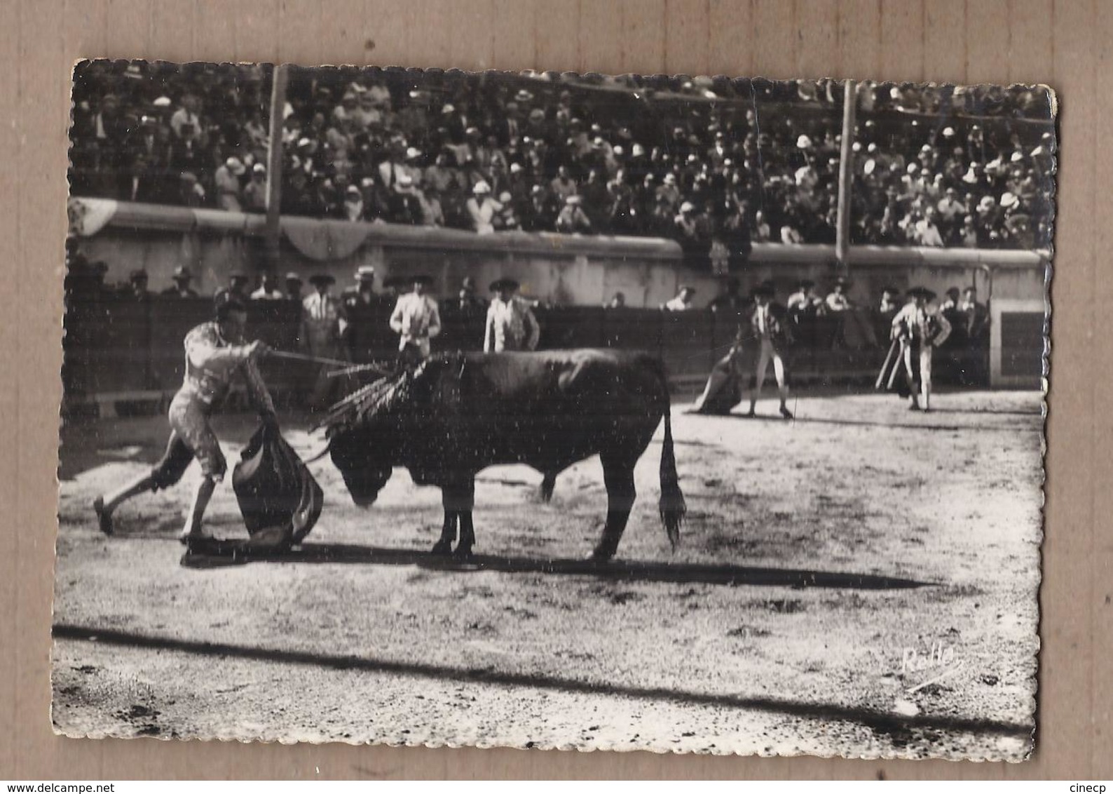 LOT 20 CPA Quelques CPSM TAUROMACHIE CORRIDA COURSE TAUREAUX ANIMATION Arènes Toréadors TBE