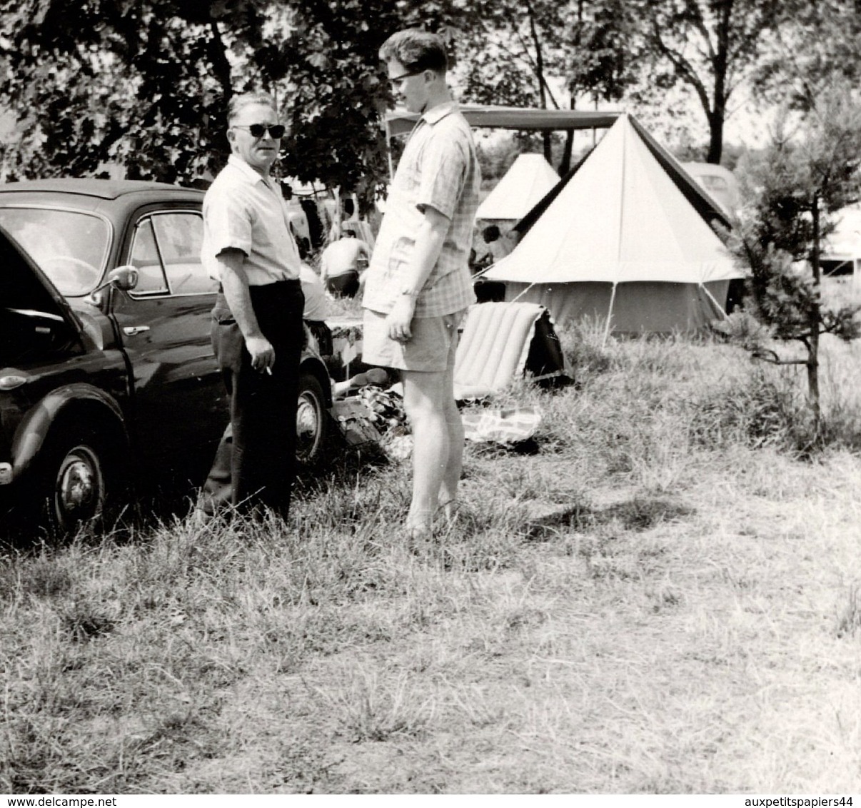 Photo Carrée Originale Père & Fils Au Camping En Fiat 500 & Tente Canadienne - Personnes Anonymes