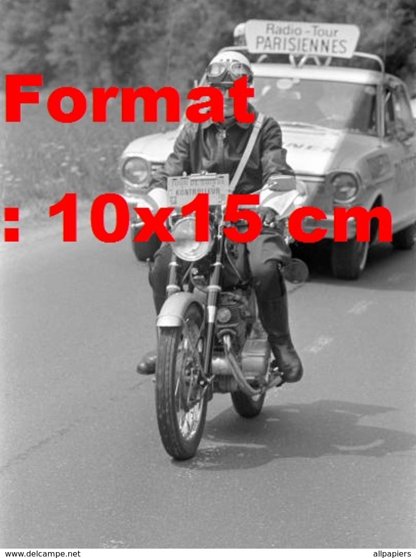 Reproduction Photographie Ancienne D'un Motard De La Police Devant Une Voiture Radio-Tour Parisiennes Au Tour De Suisse - Other & Unclassified