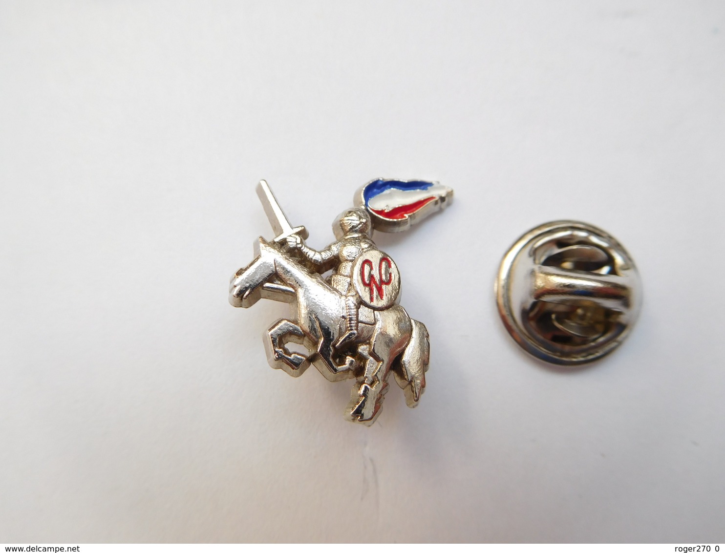 Superbe Pin's En Relief , Armée Militaire , CNC , Flamme Tricolore , FN ?? , Parti Politique ?? - Militaria