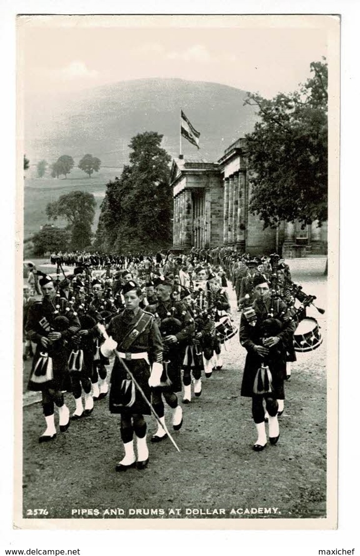Pipes And Drumps At Dollar Academy (défilé Cornemuses Et Tambours Au Devant Des Promotions) Circulé 1960 - Clackmannanshire
