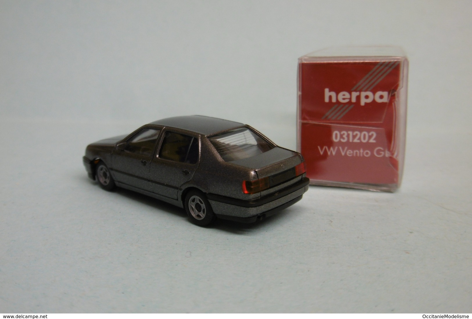 Herpa - VOITURE VW VOKSWAGEN VENTO GL Gris Foncé Métallisé Réf. 031202 BO HO 1/87 - Baanvoertuigen