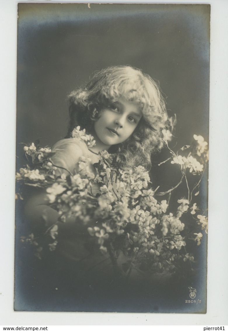 ENFANTS - LITTLE GIRL - MAEDCHEN - Jolie Carte Fantaisie Portrait Fillette Et Fleurs - Portraits