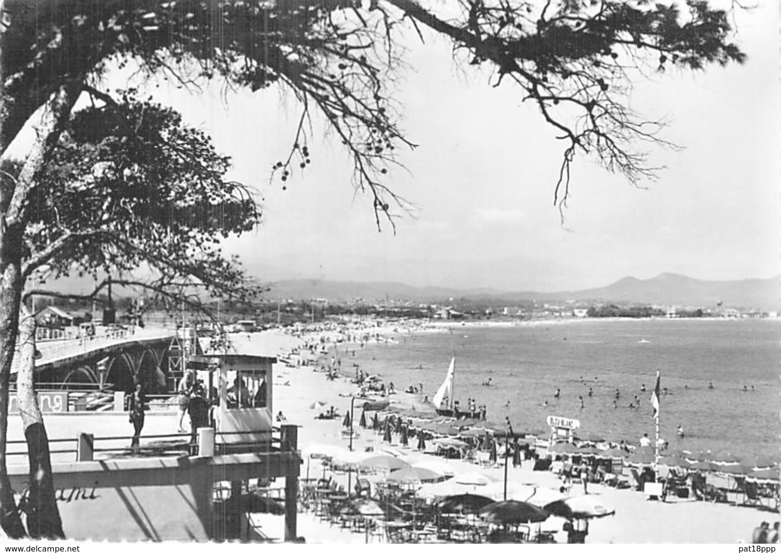 83 - SAINT AYGULF ( FREJUS ) La Plage " Bleu Blanc " CPSM Dentelée Noir Blanc Grand Format Postée 1963 - Var - Saint-Aygulf