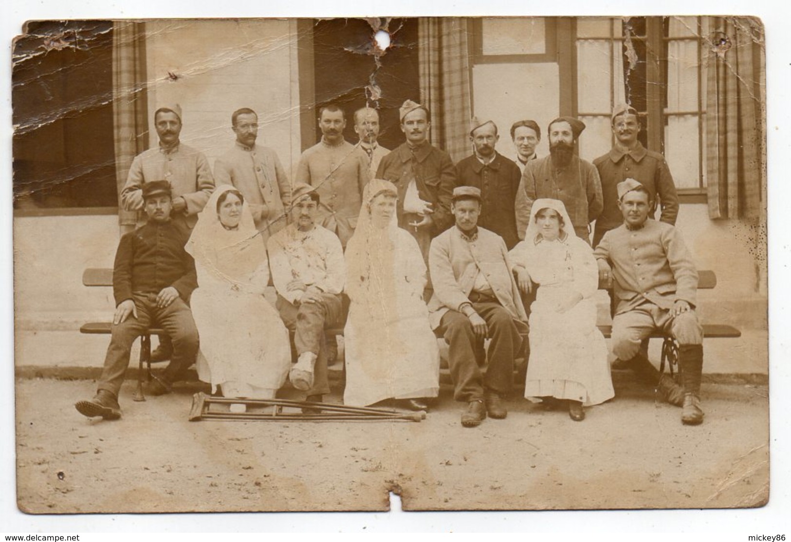 Militaria -- Carte-photo  D'un Groupe De Soldats Dans Un Hôpital Militaire Non Localisé ----  Carte En Mauvais état - Altri & Non Classificati