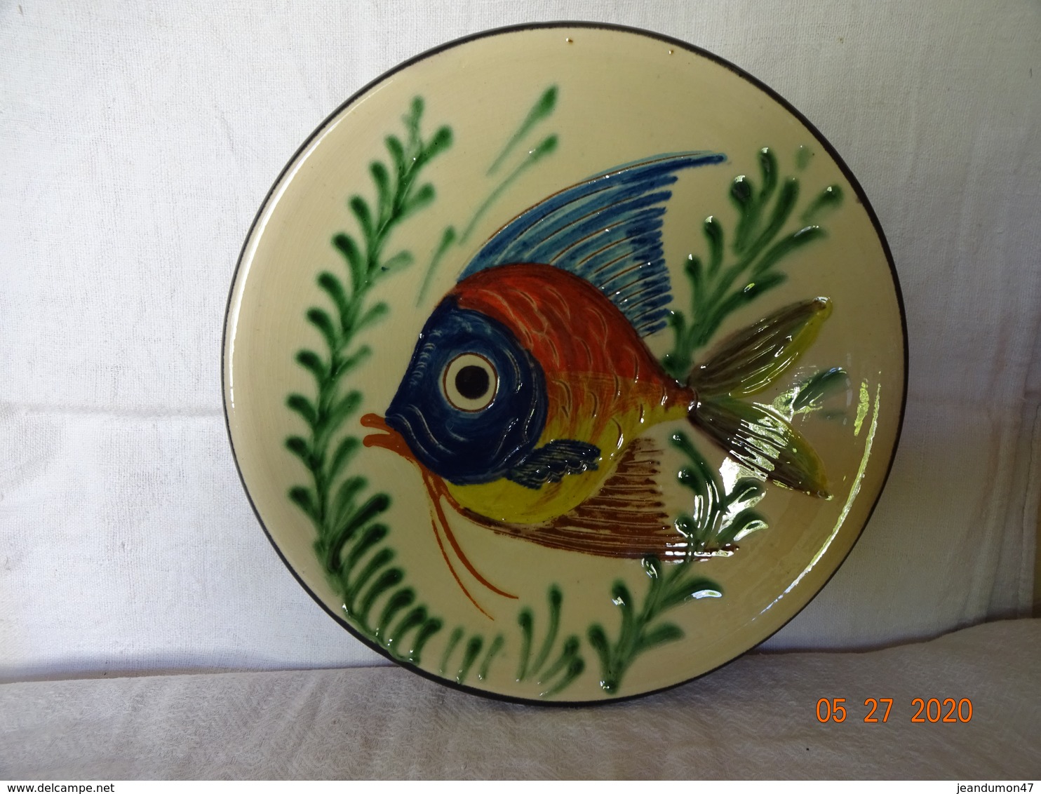 ASSIETTE MURALE POISSON . - . SIGNEE AU DOS - A IDENTIFIER. DIAMETRE 28 CMS - POIDS 1,012 KGS - Sonstige & Ohne Zuordnung