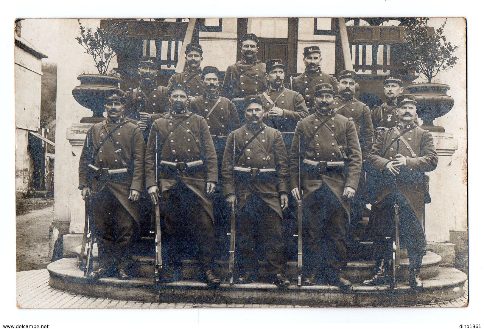 CPA 2939 - MILITARIA - Carte Photo Militaire - Un Groupe De Soldats N°61 Sur Les Cols En Tenue De Campagne à CREIL - Personnages