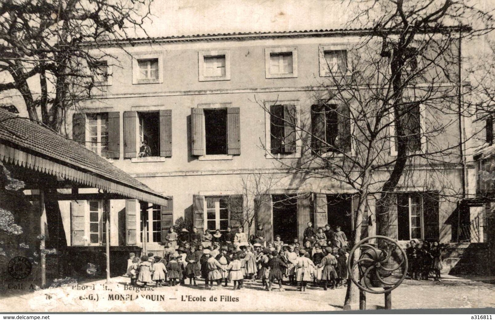 Monflanquin 1907. Ecole Des Filles. Très Animé, Gros Plan Pompe à Eau électrique, Enfants Faisant La Ronde, Maîtresse - Monflanquin