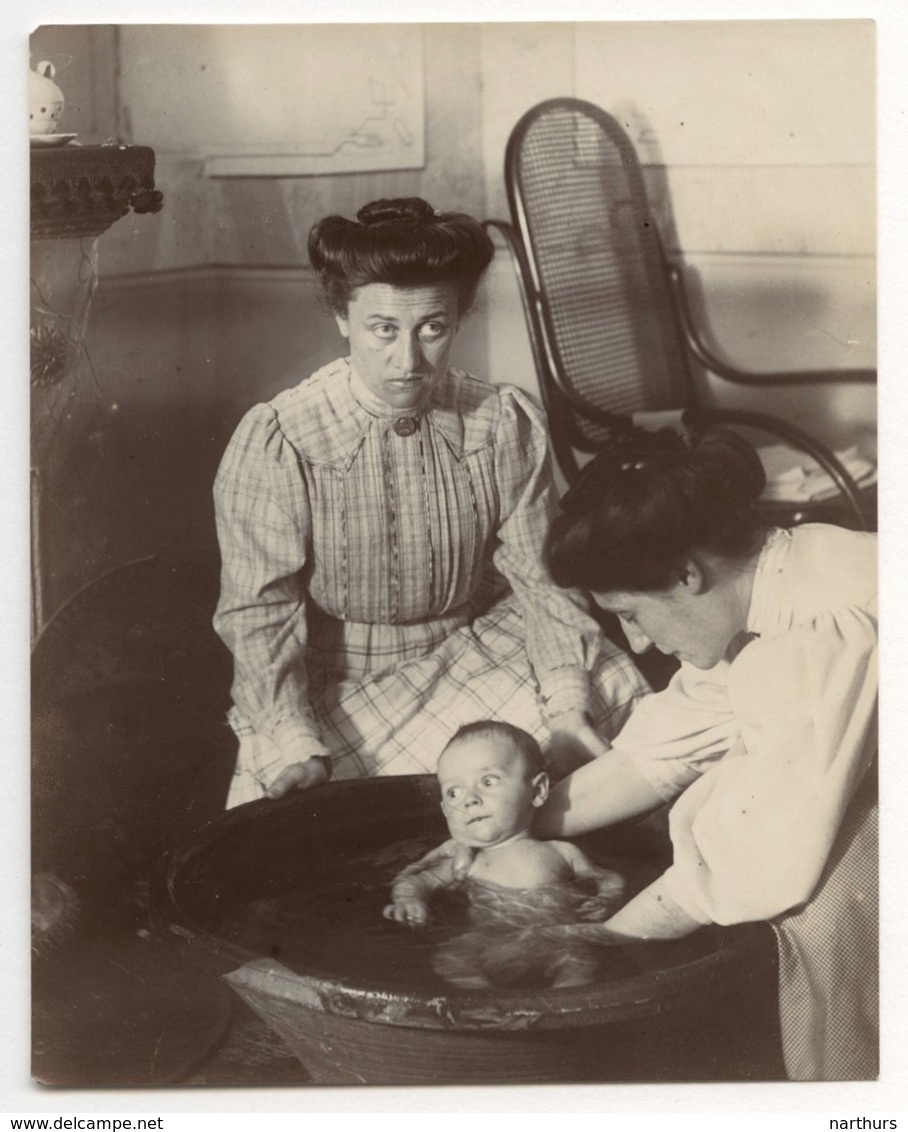 PHOTO ANCIENNE Bébé Bassine Toilette Se Laver Femme Mère Vers 1900 Coiffure Regard Prendre Un Bain - Matériel & Accessoires