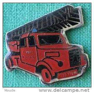 VIEUX VEHICULE DE SAPEURS POMPIERS - CAMION ECHELLE - TRUCK -      (24) - Bomberos