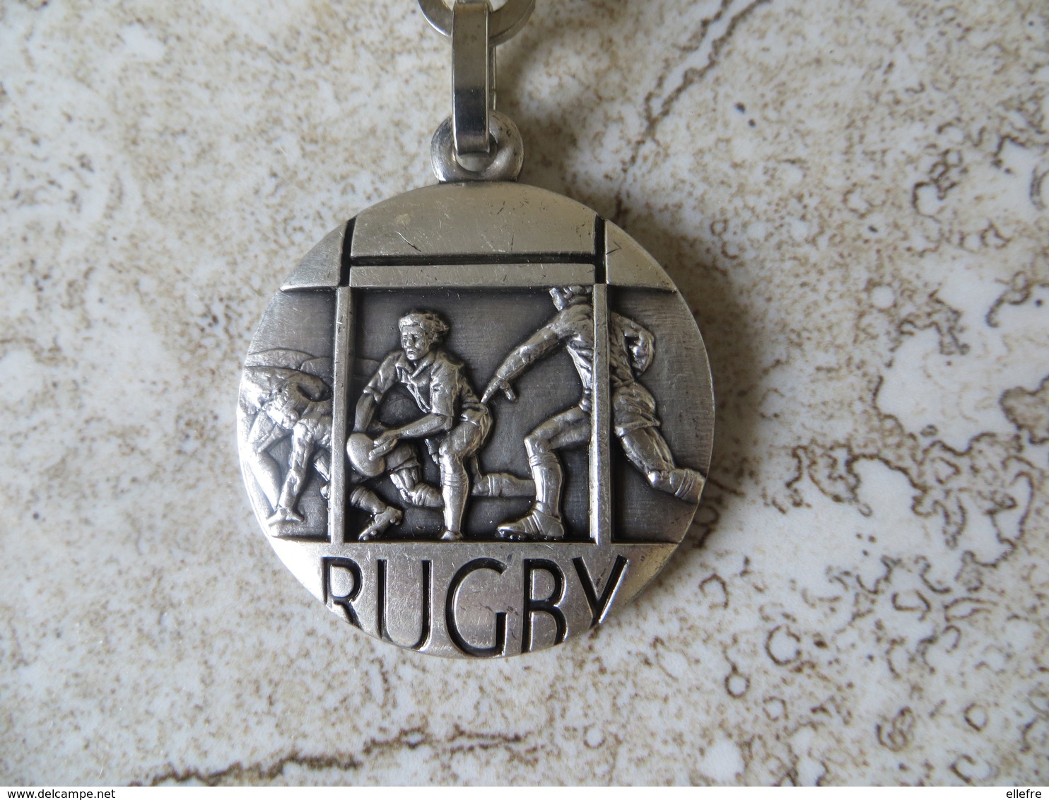 Beau Porte Clef En Métal Brossé Thème Sport RUGBY Phase De Jeu De Passe Anneau Signé Picard SA - Porte-clefs