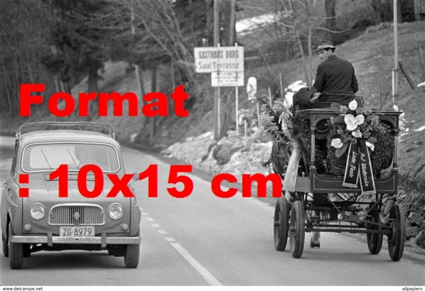 Reproduction D'une Photographie Ancienne D'un Corbillard à Cheval Près D'une Renault 4L à Schwyz En Suisse En 1969 - Other & Unclassified