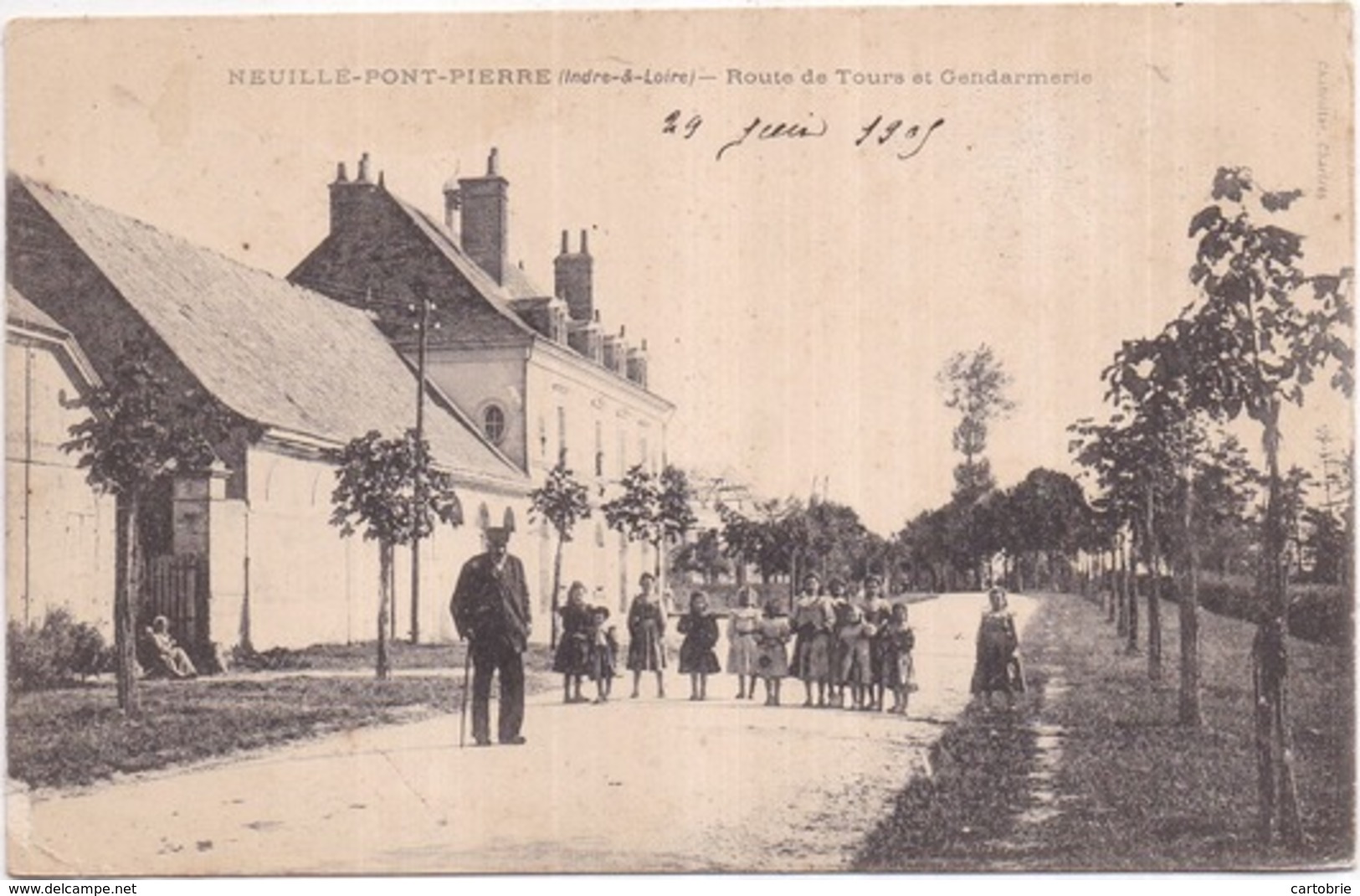 Dépt 37 - NEUILLÉ-PONT-PIERRE - Route De Tours Et Gendarmerie - Animée - Neuillé-Pont-Pierre