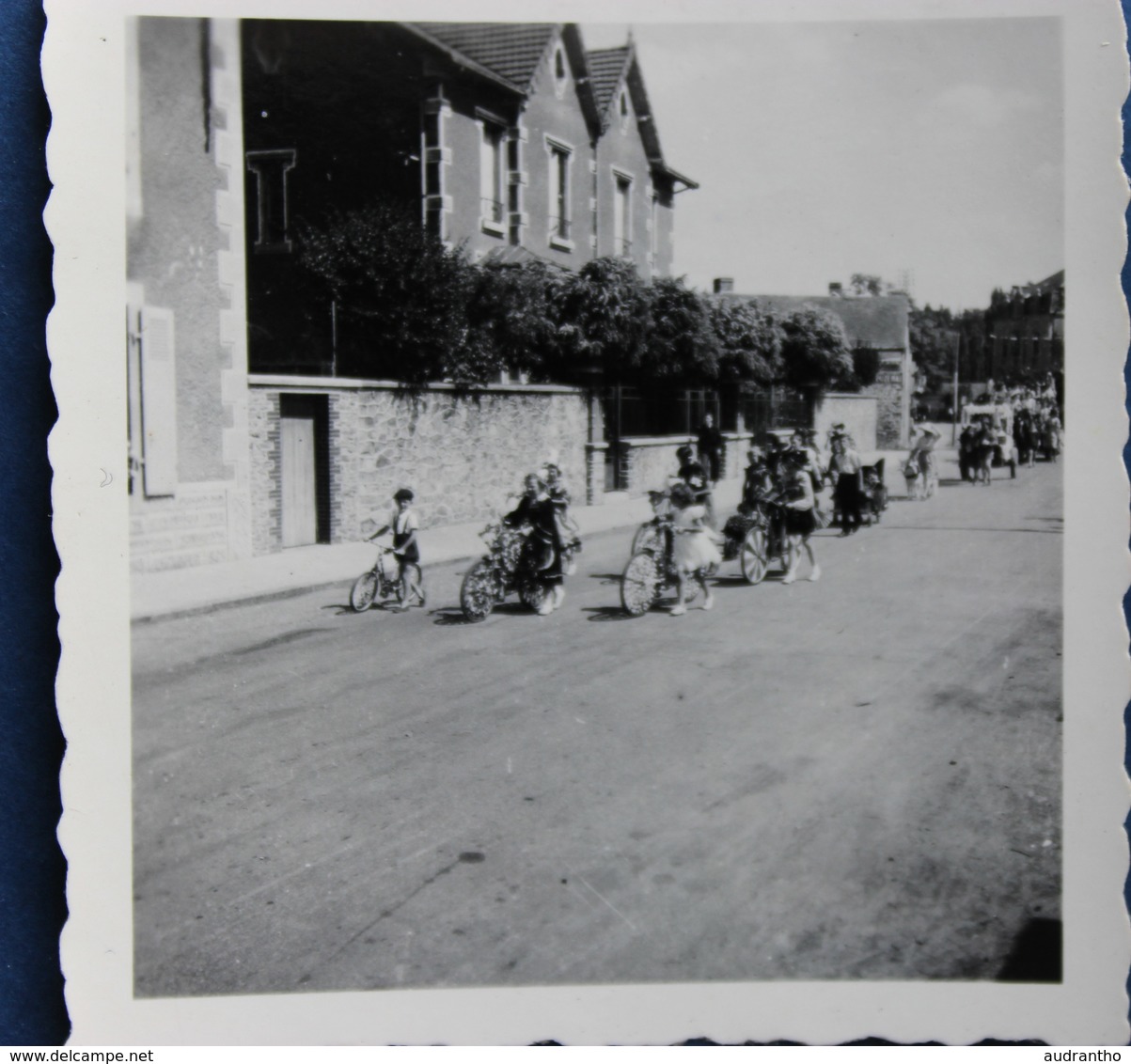 Lieu à Identifier 4 Photographies Fête En Bretagne Hôtel De France Jeune Fille En Bretonne Vélos Décorés Fleurs - Places