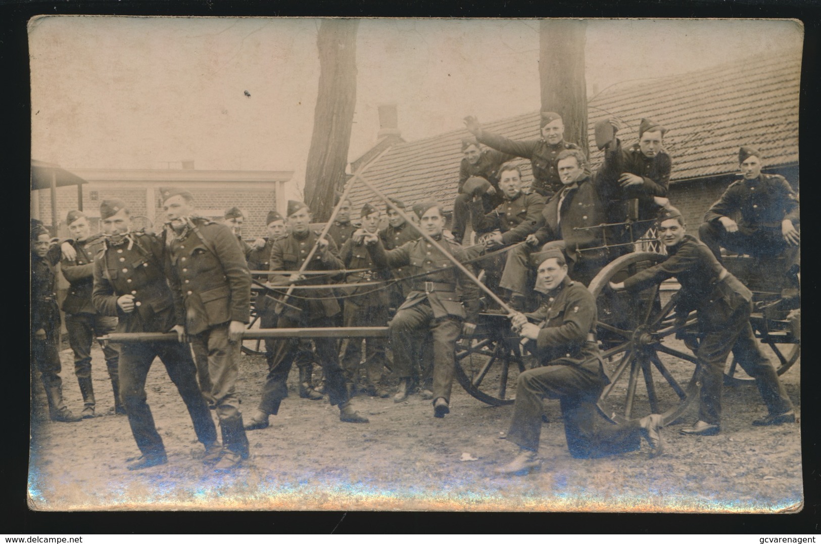 FOTOKAART  SOLDATEN SPELEN PAARD MET KAR - Andere & Zonder Classificatie