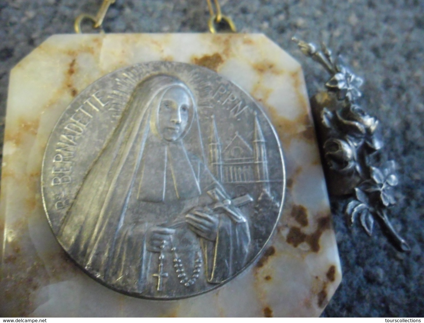 RELIGION CATHOLIQUE -  Ancien Médaille Argent Sainte Bernadette Contrecollée Sur Du Marbre Fixé Sur Du Laiton Orné - Religion & Esotericism