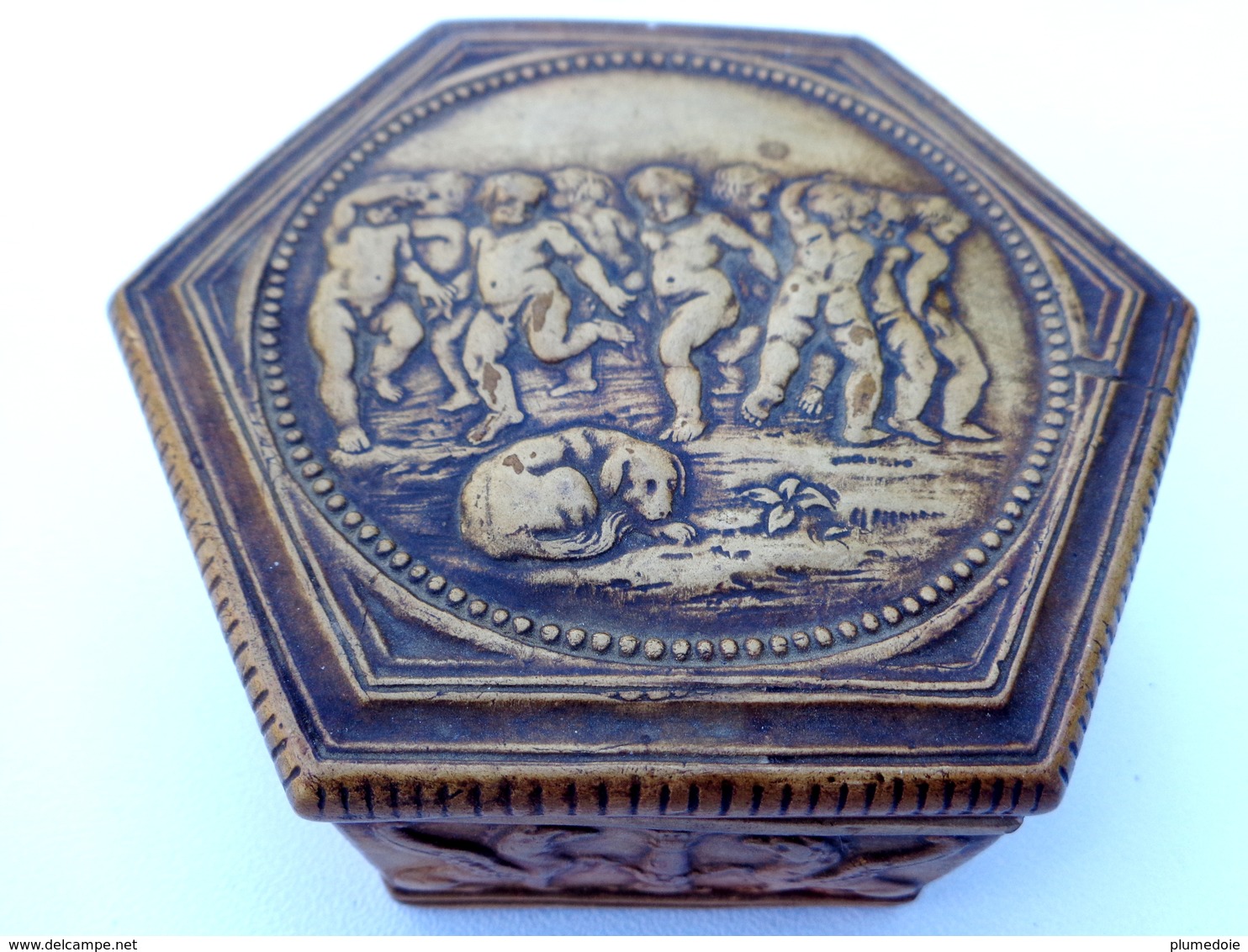 ANCIENNE BOITE HEXAGONALE EN TERRE CUITE . ANGELOTS. CHIEN . CHIMERES . DINI CELLAI SIGNA ITALY. FRILLI TERRACOTTA BOX - Koffer