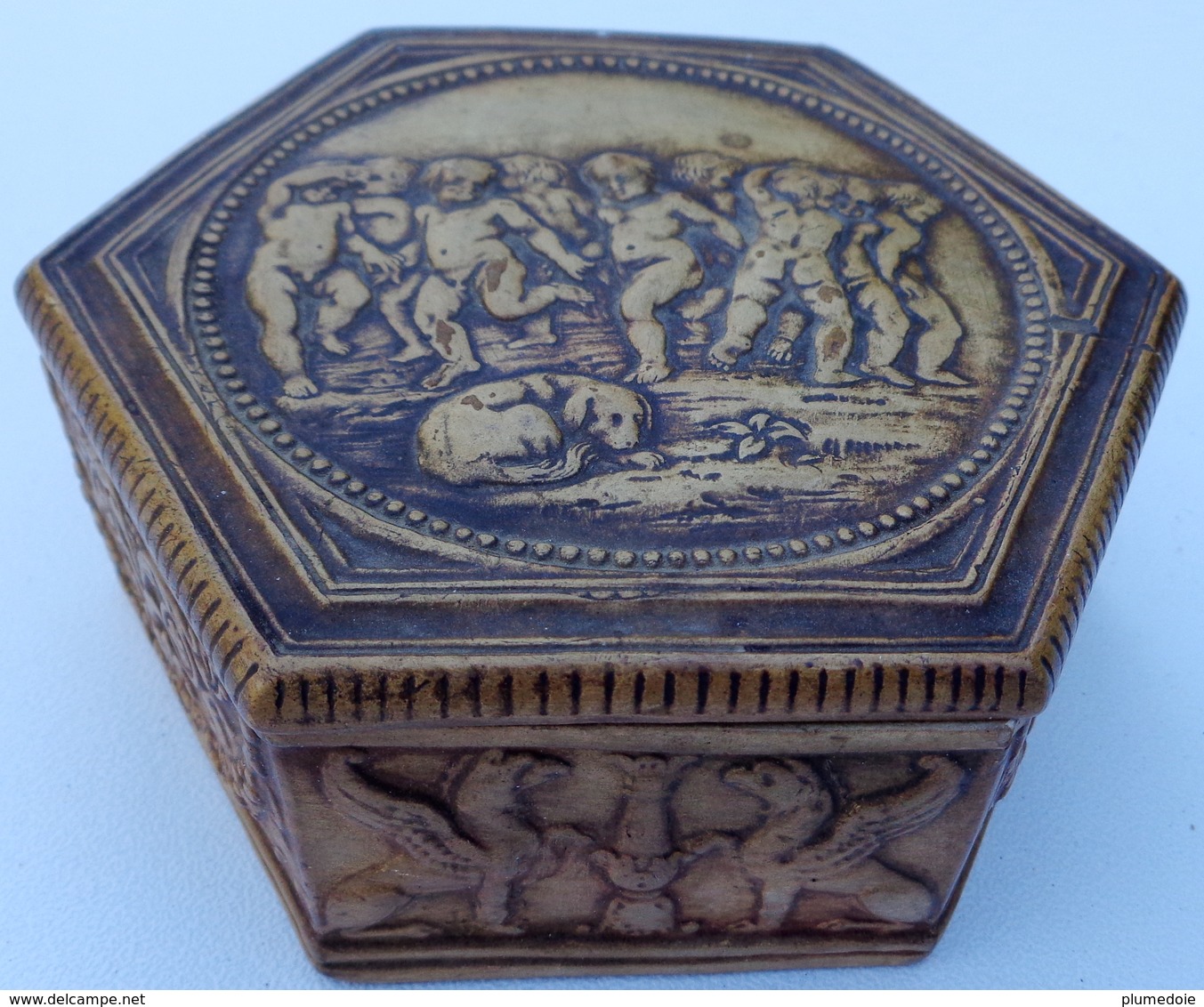 ANCIENNE BOITE HEXAGONALE EN TERRE CUITE . ANGELOTS. CHIEN . CHIMERES . DINI CELLAI SIGNA ITALY. FRILLI TERRACOTTA BOX - Koffer