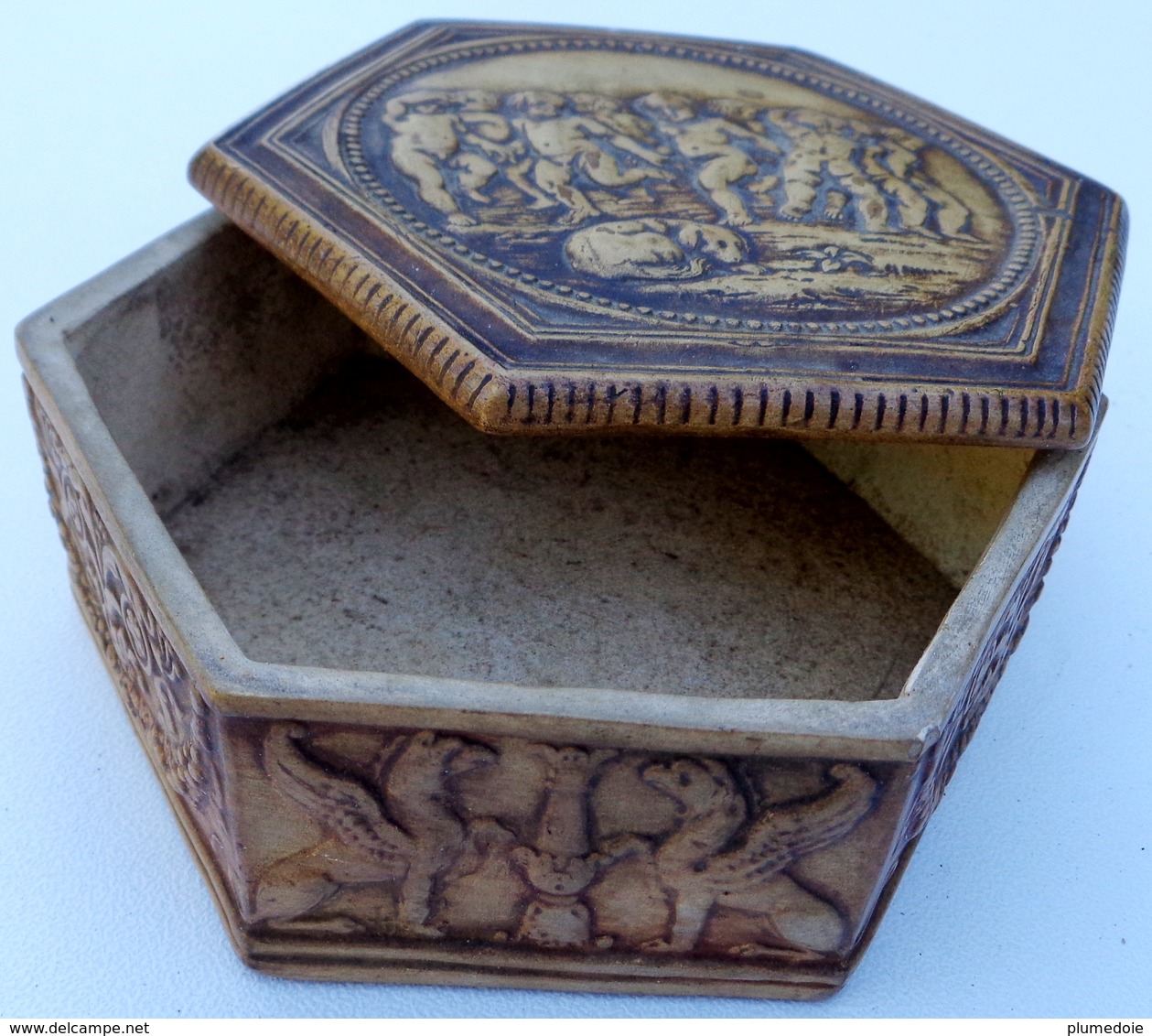 ANCIENNE BOITE HEXAGONALE EN TERRE CUITE . ANGELOTS. CHIEN . CHIMERES . DINI CELLAI SIGNA ITALY. FRILLI TERRACOTTA BOX - Koffer