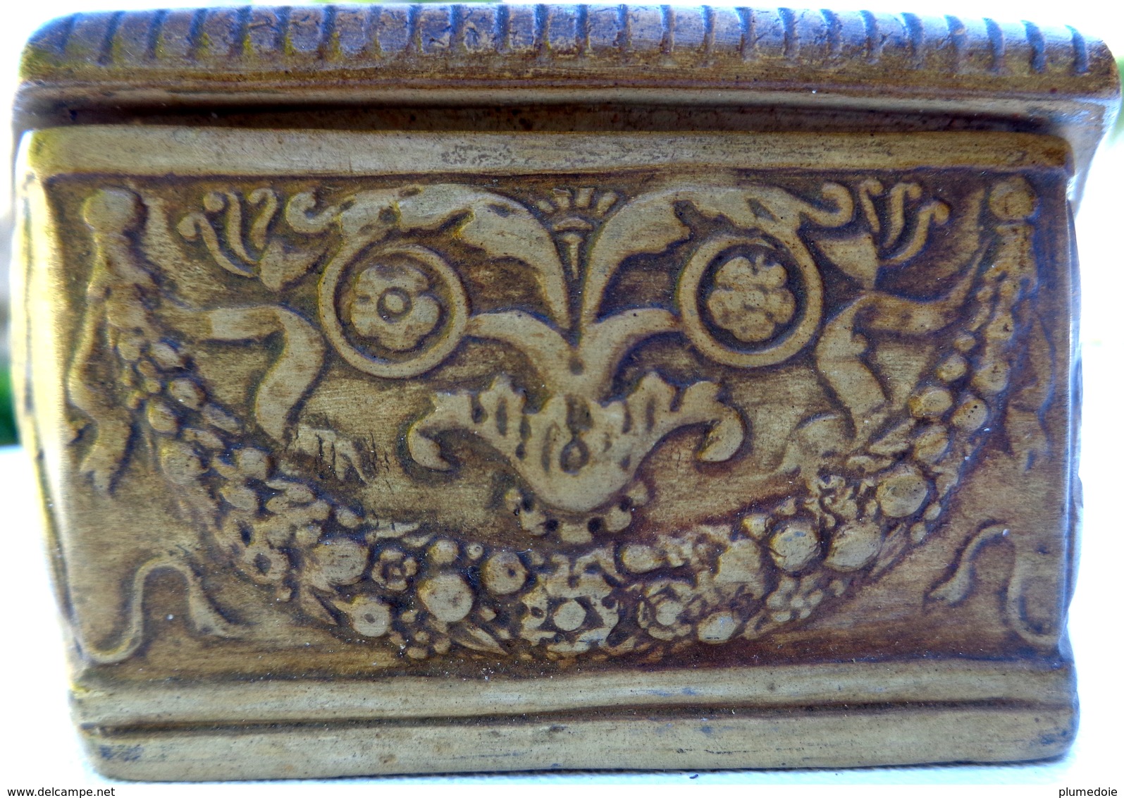 ANCIENNE BOITE HEXAGONALE EN TERRE CUITE . ANGELOTS. CHIEN . CHIMERES . DINI CELLAI SIGNA ITALY. FRILLI TERRACOTTA BOX - Koffer