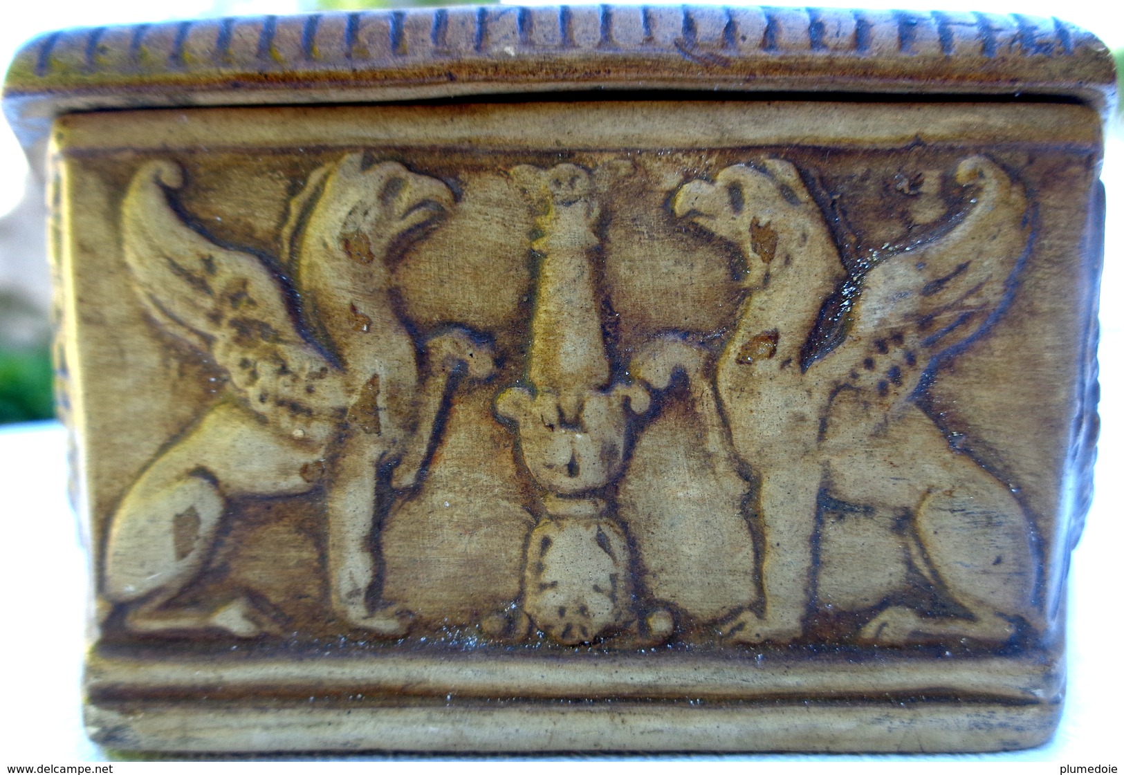 ANCIENNE BOITE HEXAGONALE EN TERRE CUITE . ANGELOTS. CHIEN . CHIMERES . DINI CELLAI SIGNA ITALY. FRILLI TERRACOTTA BOX