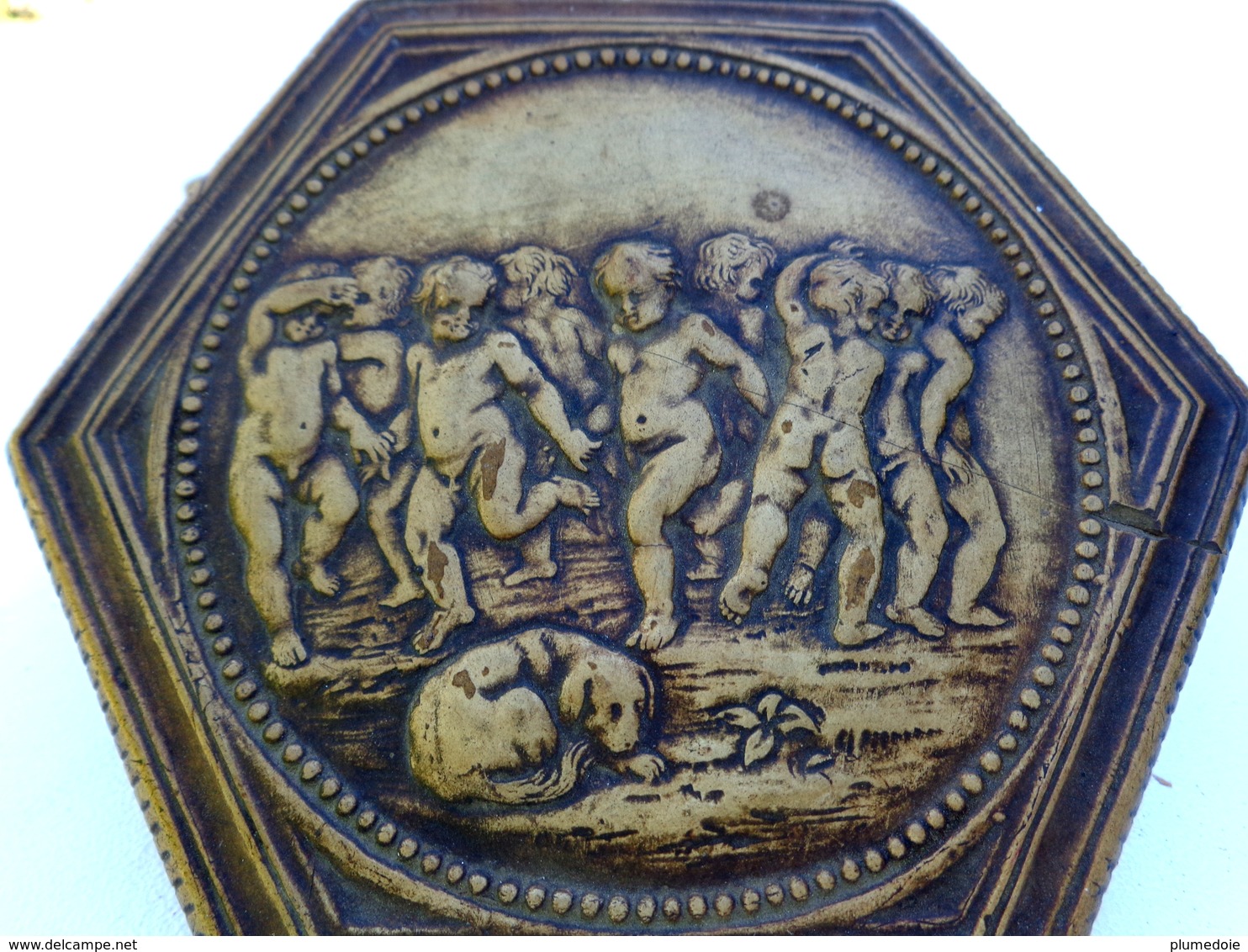 ANCIENNE BOITE HEXAGONALE EN TERRE CUITE . ANGELOTS. CHIEN . CHIMERES . DINI CELLAI SIGNA ITALY. FRILLI TERRACOTTA BOX