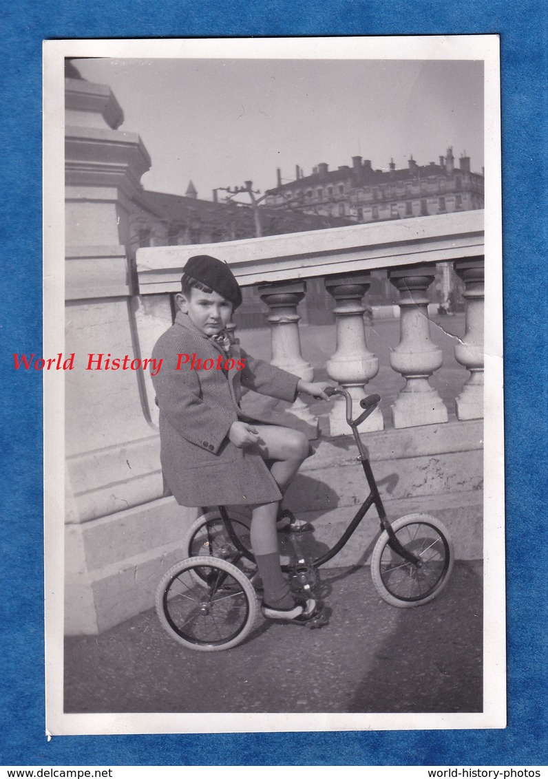 Photo Ancienne Snapshot - PARIS ? - Beau Portrait D'un Petit Garçon Sur Son Tricycle - Enfant Pose Mode Manteau - Non Classificati