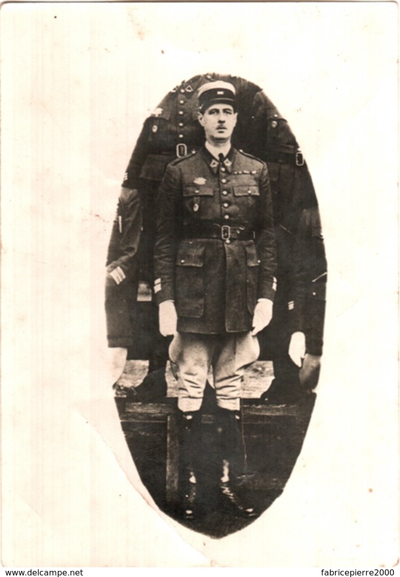 Photo Du Lieutenant-Colonel Charles De Gaulle TBE (avant Qu'il Soit Général, Au Sein D'un Groupe D'officiers) - Hommes Politiques & Militaires