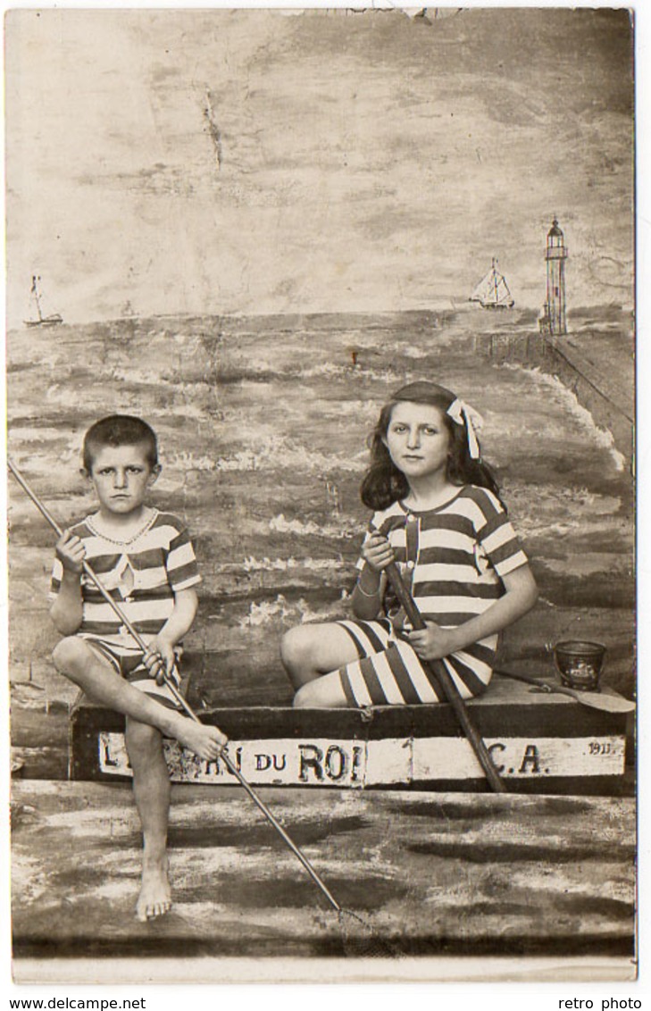 Cpa Gard - Carte-photo Montage Le Grau De Roi , Enfants Dans Bateau,maillots Rayés, Phare - Le Grau-du-Roi