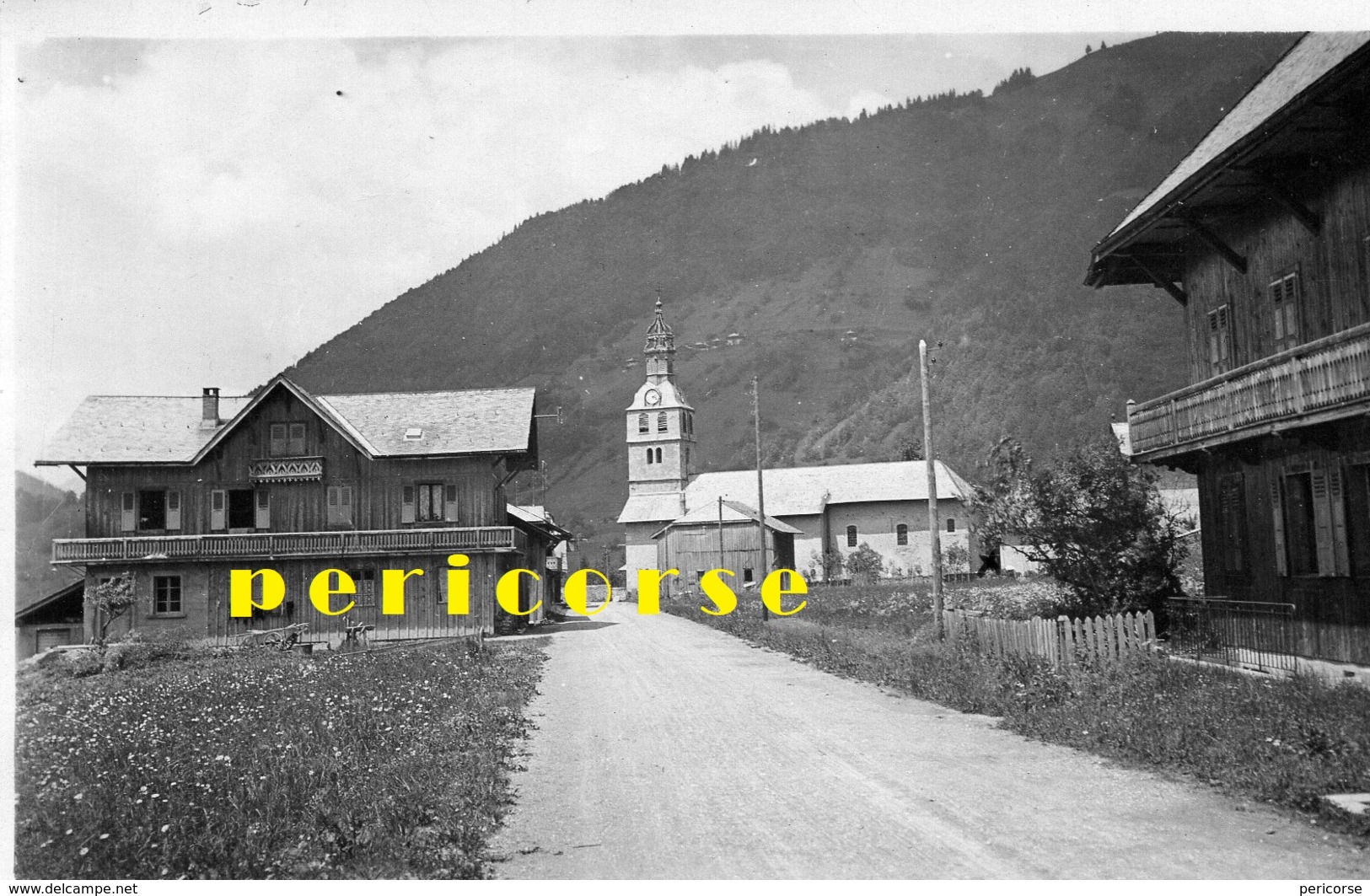 74  Montriond  Entrée Du Village Et L'église - Otros & Sin Clasificación