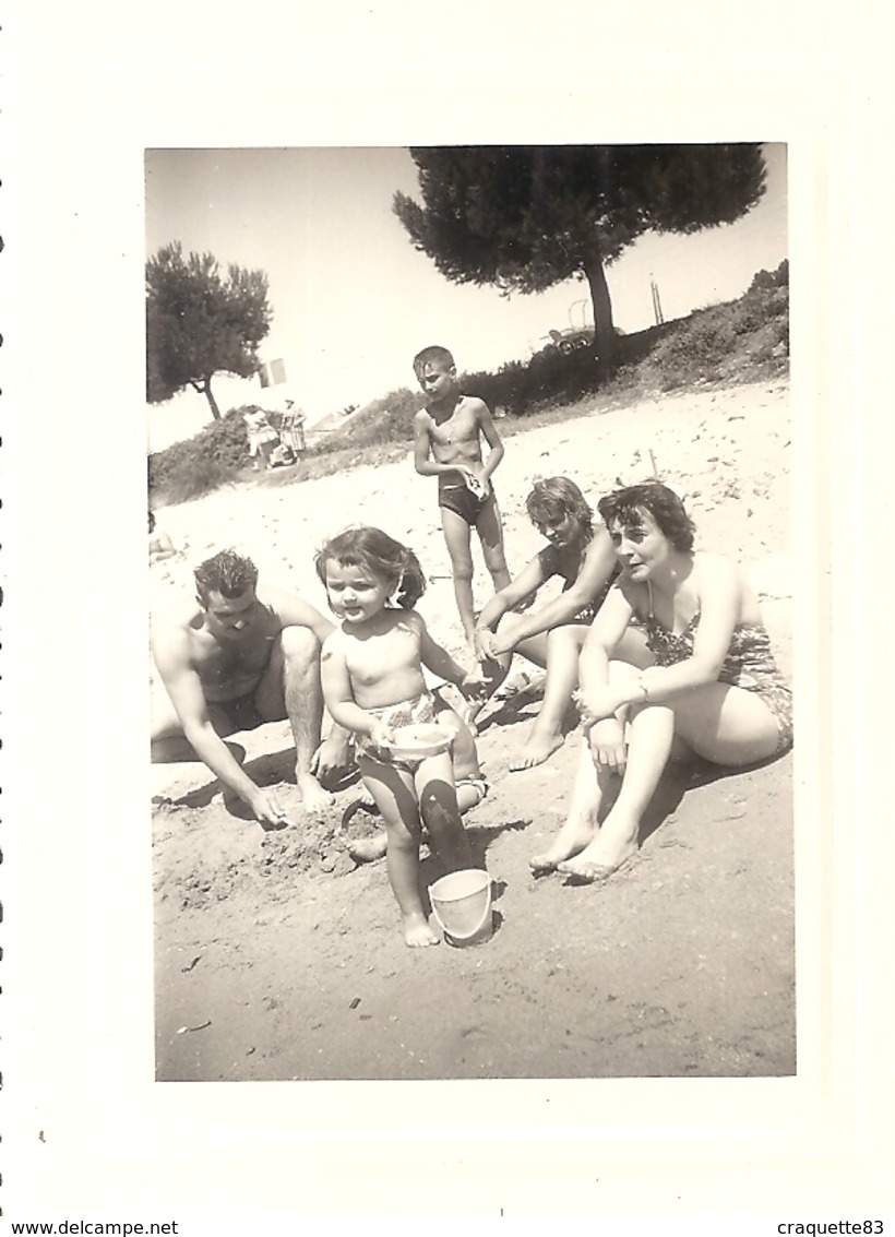 HOMMES FEMMES ET ENFANTS SUR LA PLAGE .CHATEAU DE SABLE - Personas Anónimos