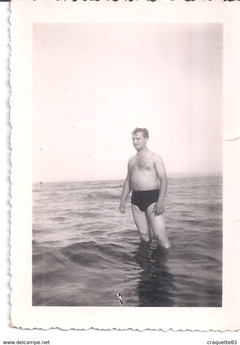 HOMME  EN MAILLOT DANS LA MER    ANNEE 1940.50 - Personas Anónimos