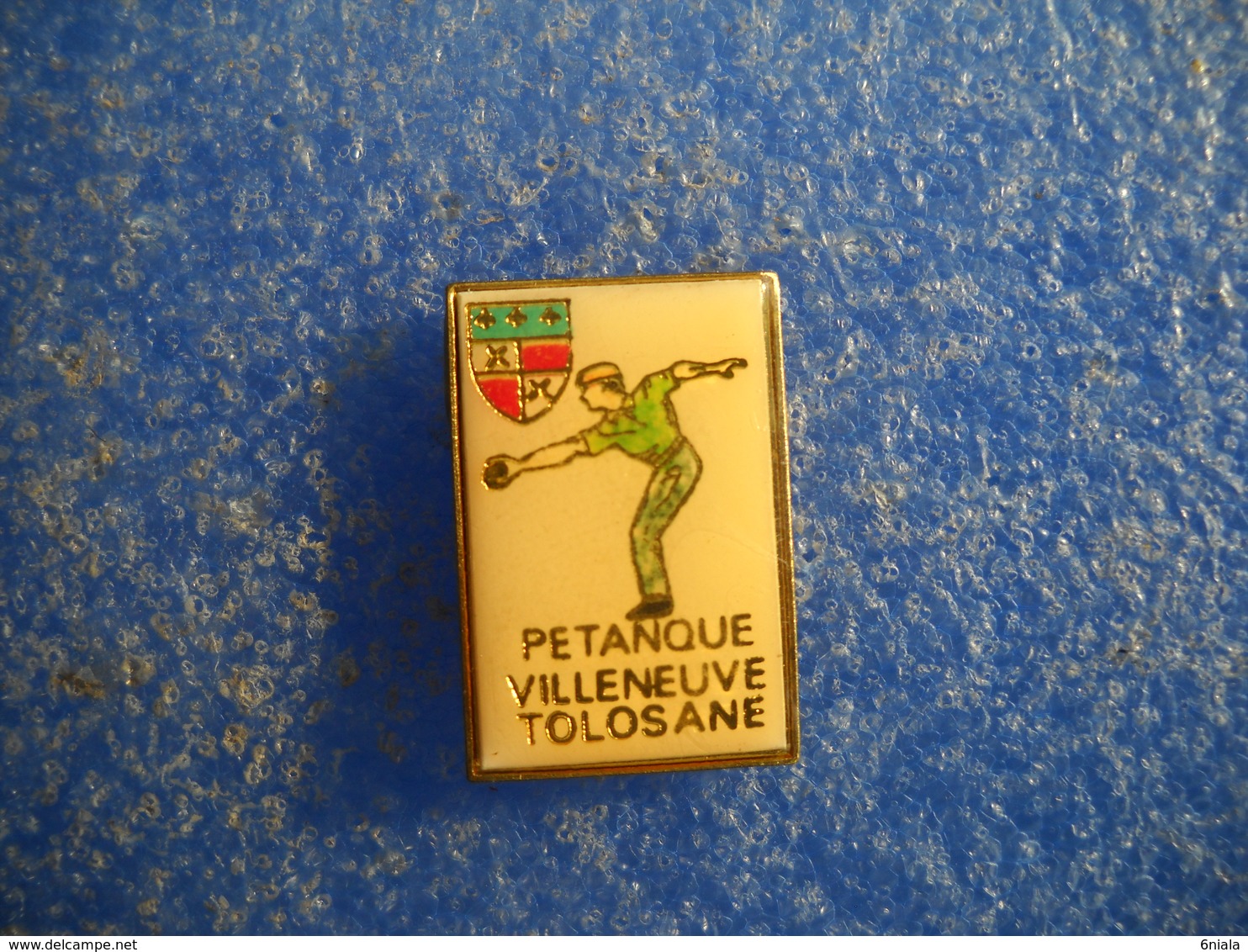 987   PINS  Pin's Pétanque  Villeneuve Tolosane     31   Boules Blason - Boule/Pétanque