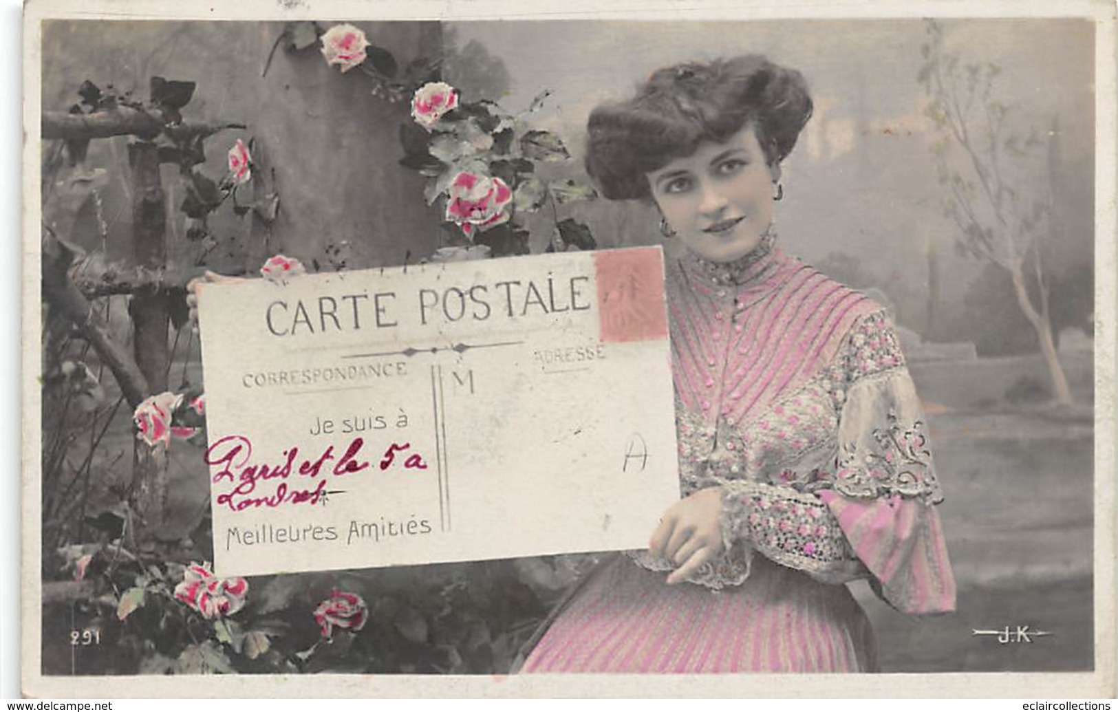 Thème: Carte Postale:      Jeune Femme Présentant Une Grande Carte   (Voir Scan) - Autres & Non Classés