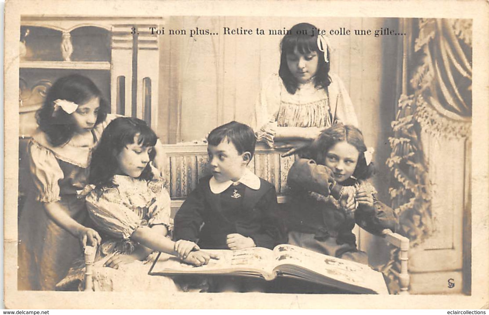 Thème: Carte Postale:       Groupe D'enfants Regardant Un Album.. Retire Ta Main...   (Voir Scan) - Autres & Non Classés