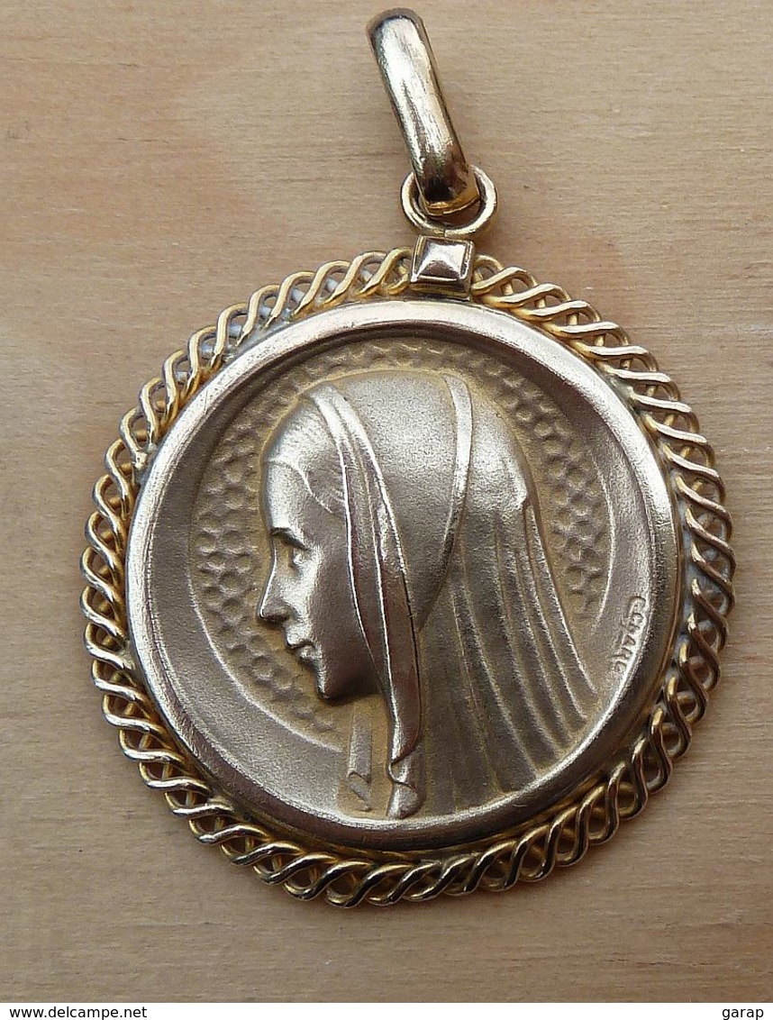 Med-582 Médaille –pendentif Signée Chary En Métal Jaune ,pourtour Ouvragé VIERGE Aubdos LOURDES - Religion & Esotericism